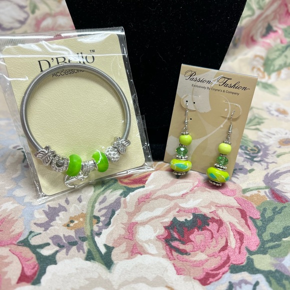 Beaded Earrings & Bracelet bundle - Picture 1 of 13